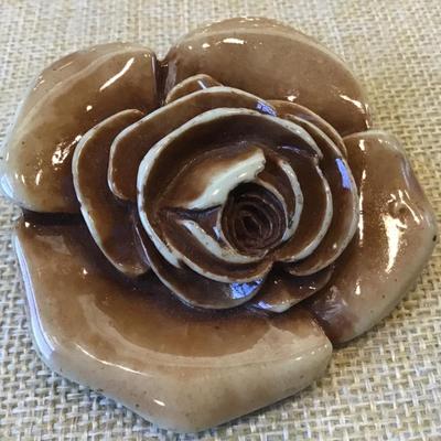 Hot Cakes Maybe Design Large Carved Rose Resin Pin Brooch Ivory Tan