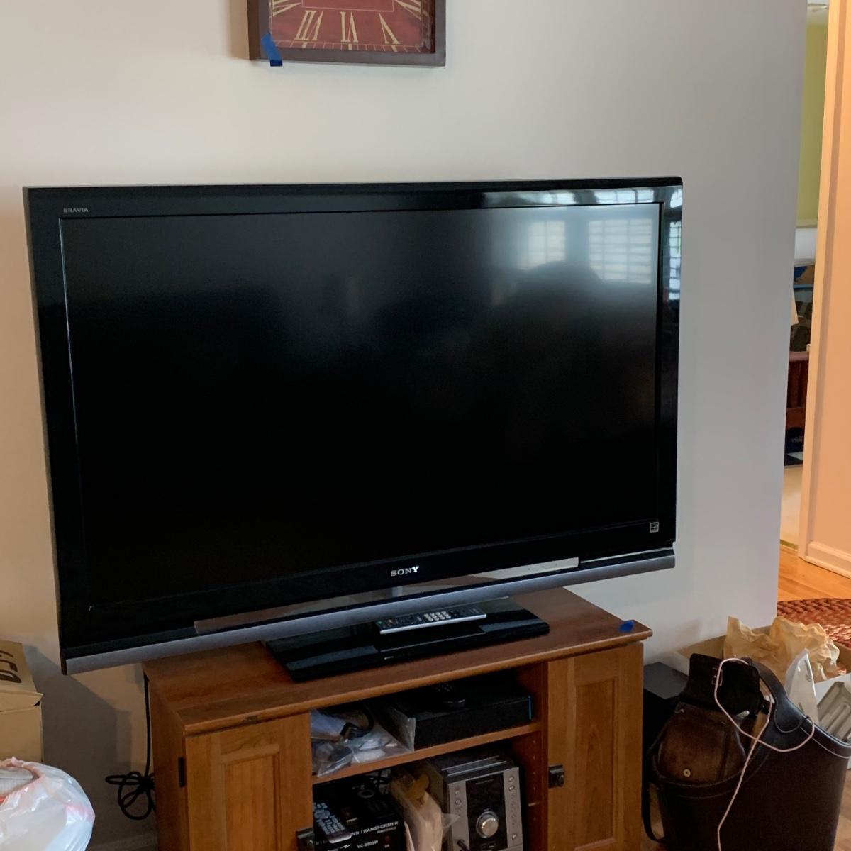 LOT 50R Sony LCD Digital TV Model KDL52V4100