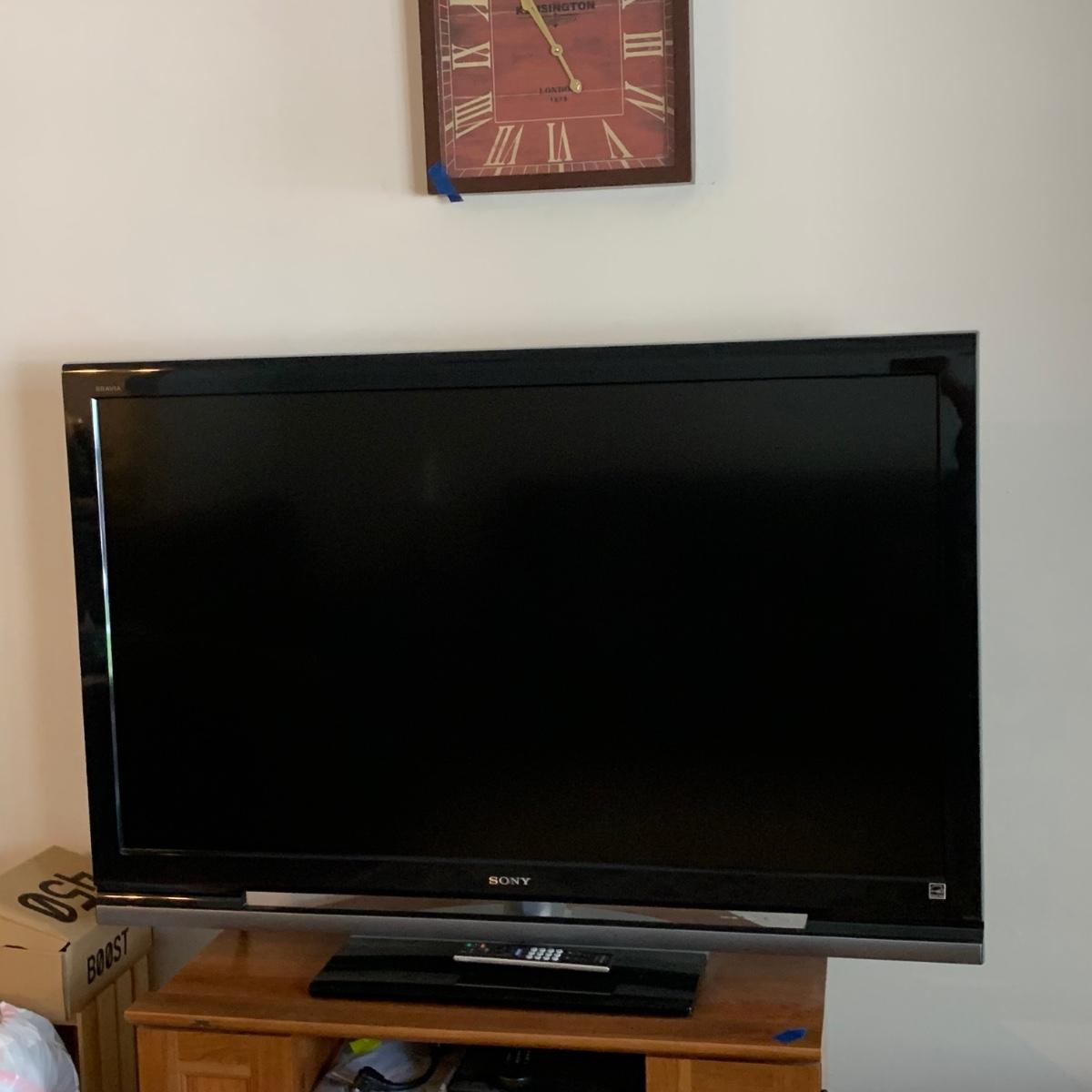 LOT 50R Sony LCD Digital TV Model KDL52V4100