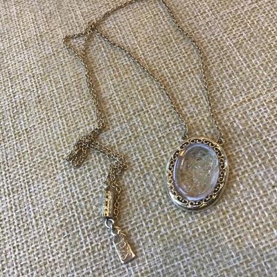 1928. Glass Dainty Necklace