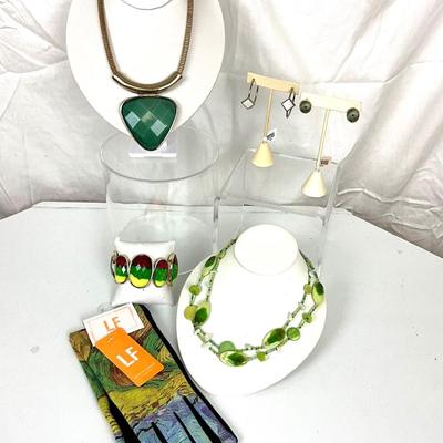 285 Green Statement Necklace with Van Gogh Smart Screen Gloves, Stretch Bracelet and Two Earrings