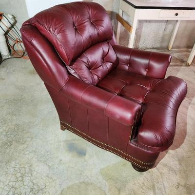 Classic Button Tuft Club Lounge Chair 35W 23" deep seat