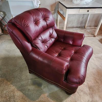 Classic Button Tuft Club Lounge Chair 35W 23" deep seat
