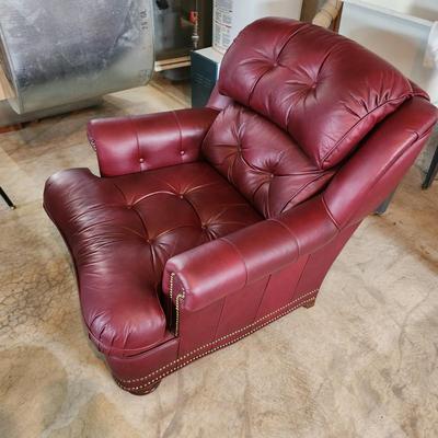 Classic Button Tuft Club Lounge Chair 35W 23" deep seat