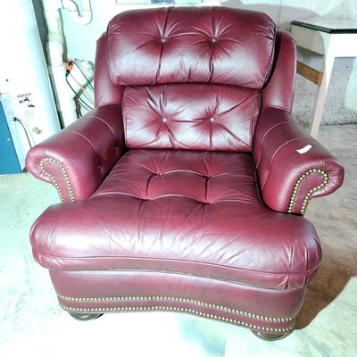 Classic Button Tuft Club Lounge Chair 35W 23" deep seat