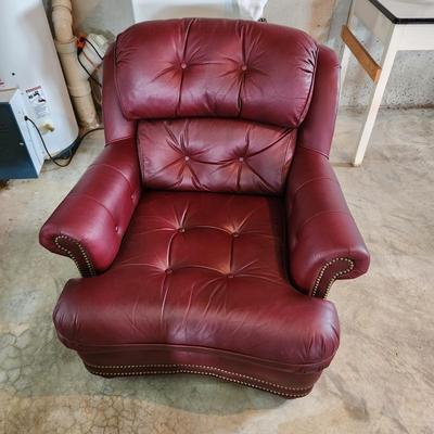 Classic Button Tuft Club Lounge Chair 35W 23" deep seat