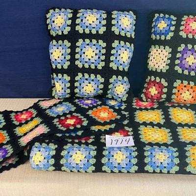 Beautiful Afghan and Pillows