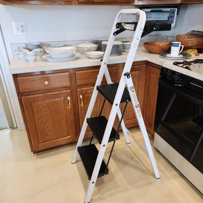 Sturdy 3 Step Gorilla Ladder with Top Tray