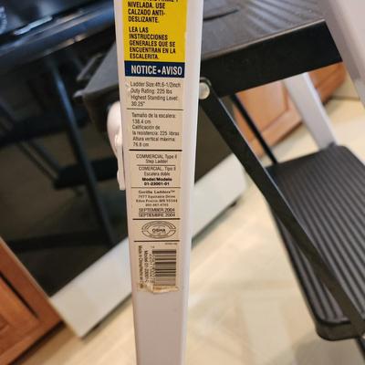 Sturdy 3 Step Gorilla Ladder with Top Tray