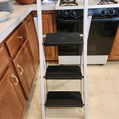 Sturdy 3 Step Gorilla Ladder with Top Tray