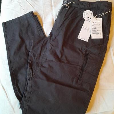 Brand new Men's XXL Vuori Adventure bound Ripstop series Pants.