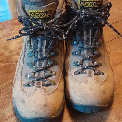Two pair of Women's hiking boots Vasque Skywalk Boots & Asolo 7.5