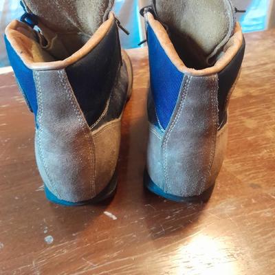 Two pair of Women's hiking boots Vasque Skywalk Boots & Asolo 7.5