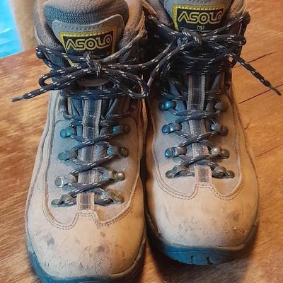 Two pair of Women's hiking boots Vasque Skywalk Boots & Asolo 7.5