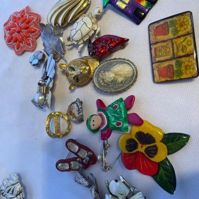 Ladies Brooches, Pins & Eyewear (K-RG)
