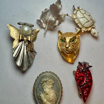 Ladies Brooches, Pins & Eyewear (K-RG)