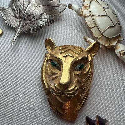 Ladies Brooches, Pins & Eyewear (K-RG)