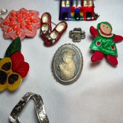 Ladies Brooches, Pins & Eyewear (K-RG)