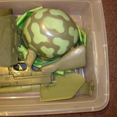 Louis Marx Vintage army solder toy set.