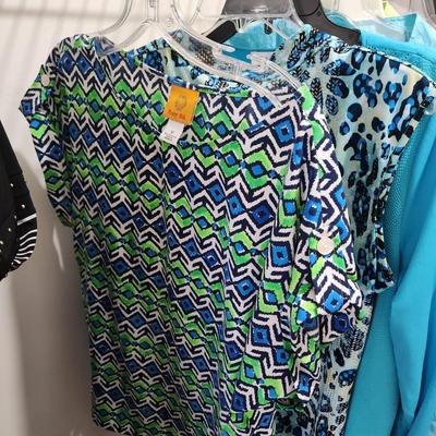 Large Lot of Women's Clothing Look at pictures