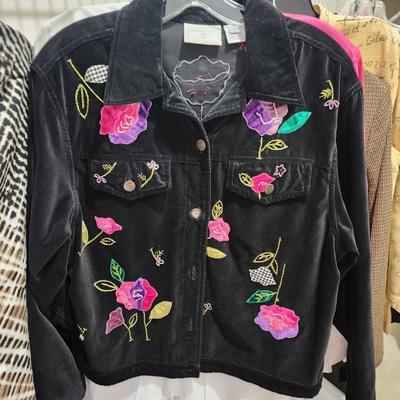 Large Lot of Women's Clothing Look at pictures