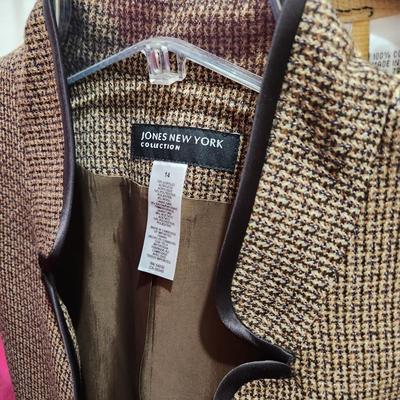 Large Lot of Women's Clothing Look at pictures
