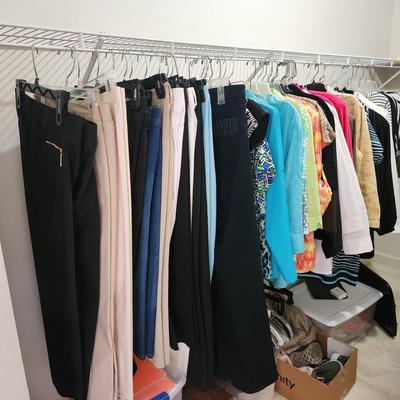 Large Lot of Women's Clothing Look at pictures