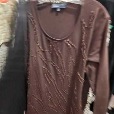 Large Lot of Women's Clothing Look at pictures