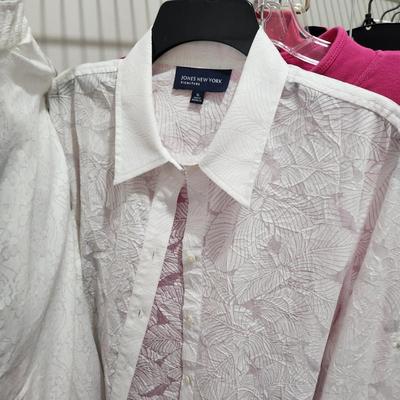 Large Lot of Women's Clothing Look at pictures