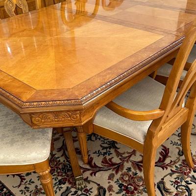 UNIVERSAL FURNITURE ~ Inlaid Double Pedestal Maple Dining Room Table W/8 Chairs & Matching Lighted Mirror Display Cabinet