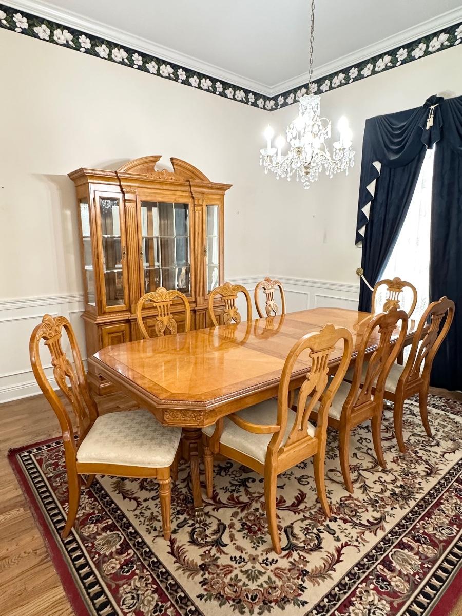 UNIVERSAL FURNITURE Inlaid Double Pedestal Maple Dining Room Table W 8 Chairs Matching Lighted Mirror Display Cabinet EstateSales