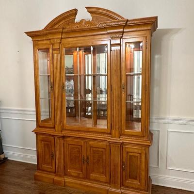 UNIVERSAL FURNITURE ~ Inlaid Double Pedestal Maple Dining Room Table W/8 Chairs & Matching Lighted Mirror Display Cabinet