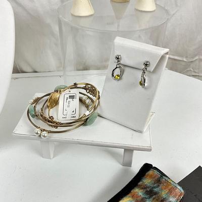 362 Orange and Creme Necklace with Smart Gloves, Earrings, Bracelets