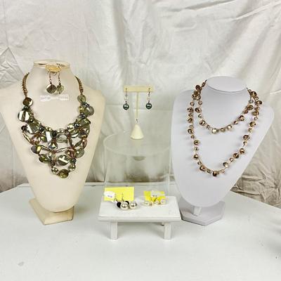364 Smokey Grey Iridescent Statement Necklace with Earrings