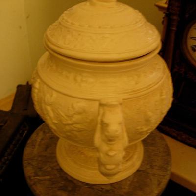 Fine ceramic biscuit jar