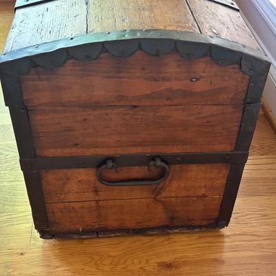 Antique Wooden Trunk (LR-KL)
