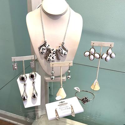 371 Black and Silver Animal Print Necklace with One Bracelet and Five Earrings