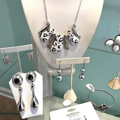 371 Black and Silver Animal Print Necklace with One Bracelet and Five Earrings