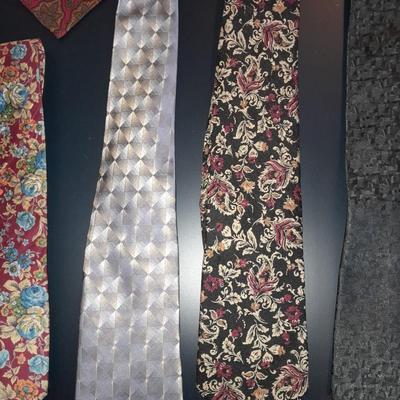 Twelve Neck Ties Surrey, Huntington, Claybrooke, Resillio, Van Heusen and other brands