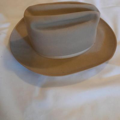 Two vintage hats - Royal De Luxe Stetson "Open road"  7 3/8 - Bee cool
