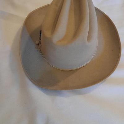 Two vintage hats - Royal De Luxe Stetson "Open road"  7 3/8 - Bee cool