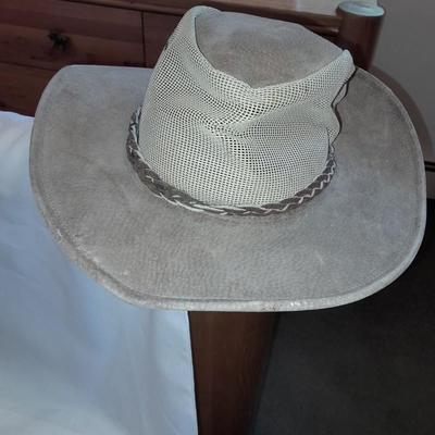 Three vintage hats - Alpaca wool hat Peru La Vicuna Ha- 100% wool felt hat. - Jackaroo leather hat