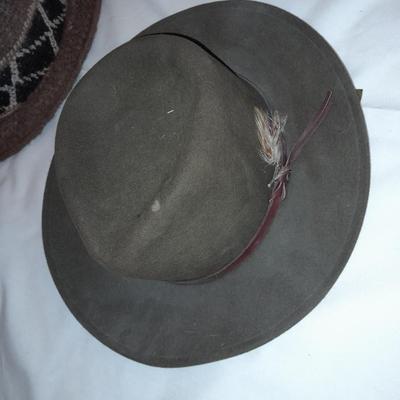Three vintage hats - Alpaca wool hat Peru La Vicuna Ha- 100% wool felt hat. - Jackaroo leather hat