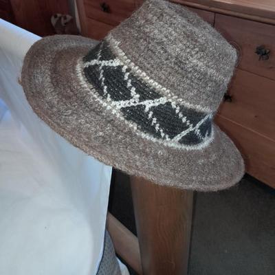 Three vintage hats - Alpaca wool hat Peru La Vicuna Ha- 100% wool felt hat. - Jackaroo leather hat
