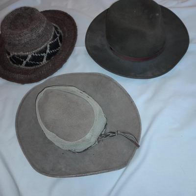 Three vintage hats - Alpaca wool hat Peru La Vicuna Ha- 100% wool felt hat. - Jackaroo leather hat