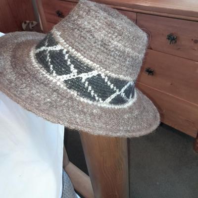 Three vintage hats - Alpaca wool hat Peru La Vicuna Ha- 100% wool felt hat. - Jackaroo leather hat