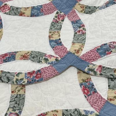 Double Wedding Ring Quilt With Scalloped Edges