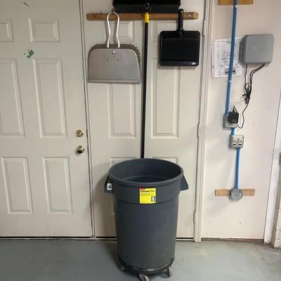 Rubbermaid Garbage Can on Wheels With Dustpans & Broom (WS-MG)