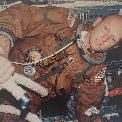 Astronaut Gordon Fullerton signed photo. GFA Authenticated