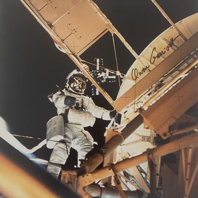 Astronaut Owen Garriott signed photo. GFA Authenticated